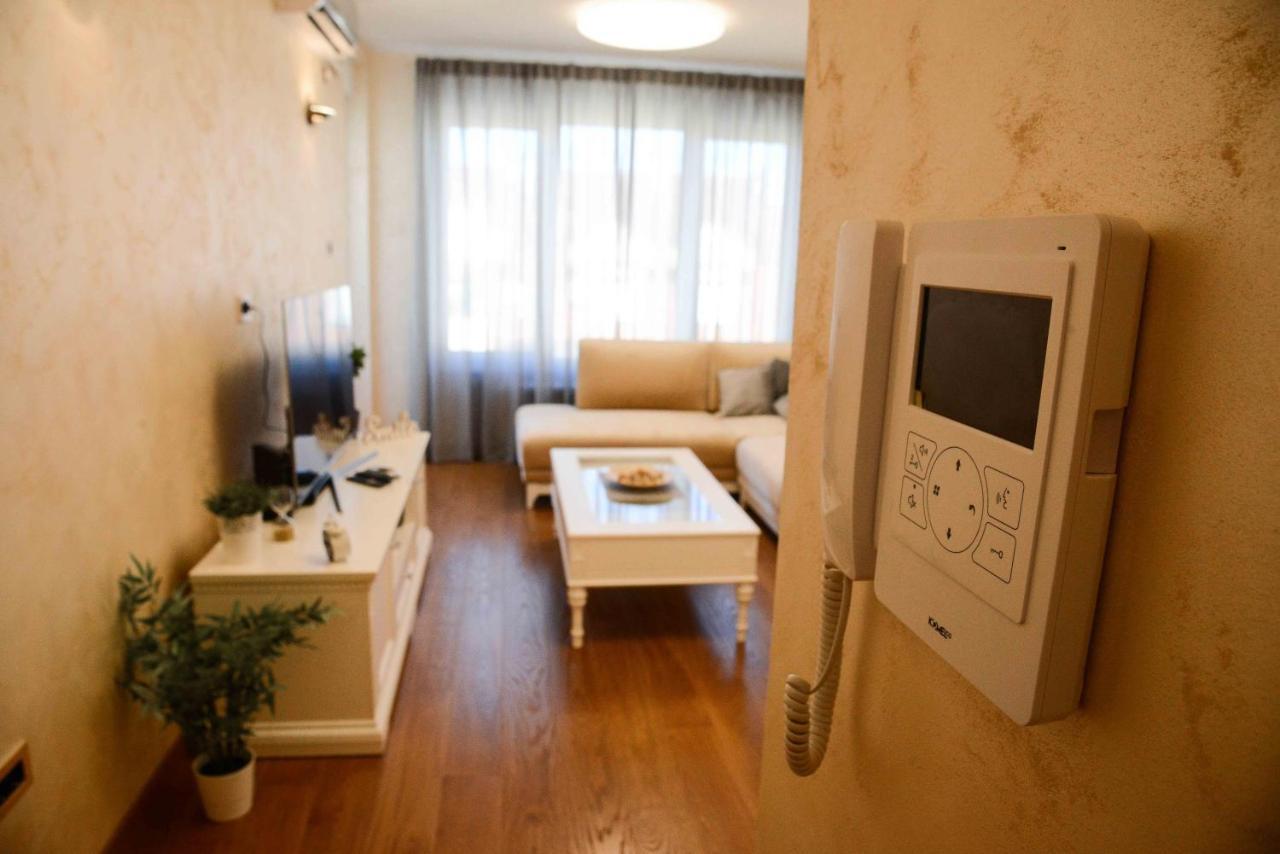 Tesla 70 Apartment With Secure Parking In The Garage Novi Sad Exterior photo